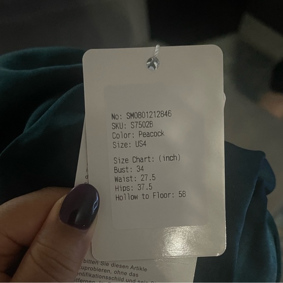 Beautiful peacock dress with a slit - Picture 3 of 4